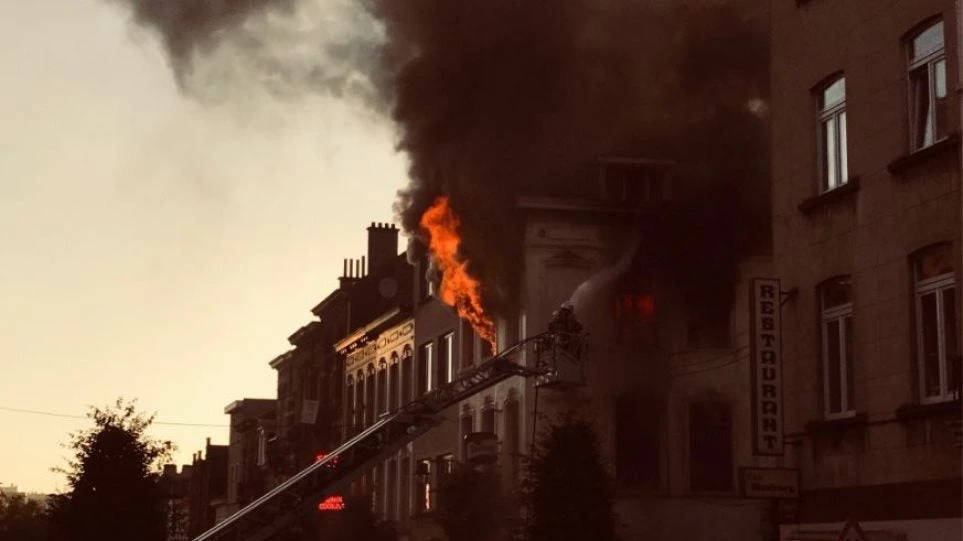 Βρυξέλλες: Μεγάλη πυρκαγιά σε αποθήκη κοντά στην έδρα της Κομισιόν (Εικόνες-Βίντεο)